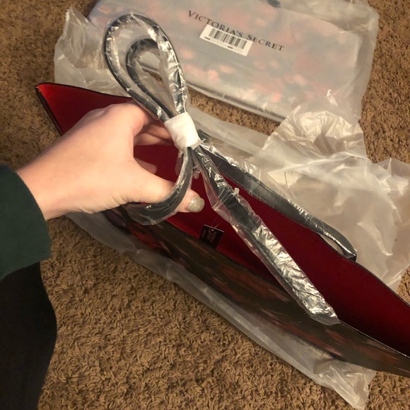 Flower Victoria Secret Overnight bag, super cute!! - Picture 3 of 3